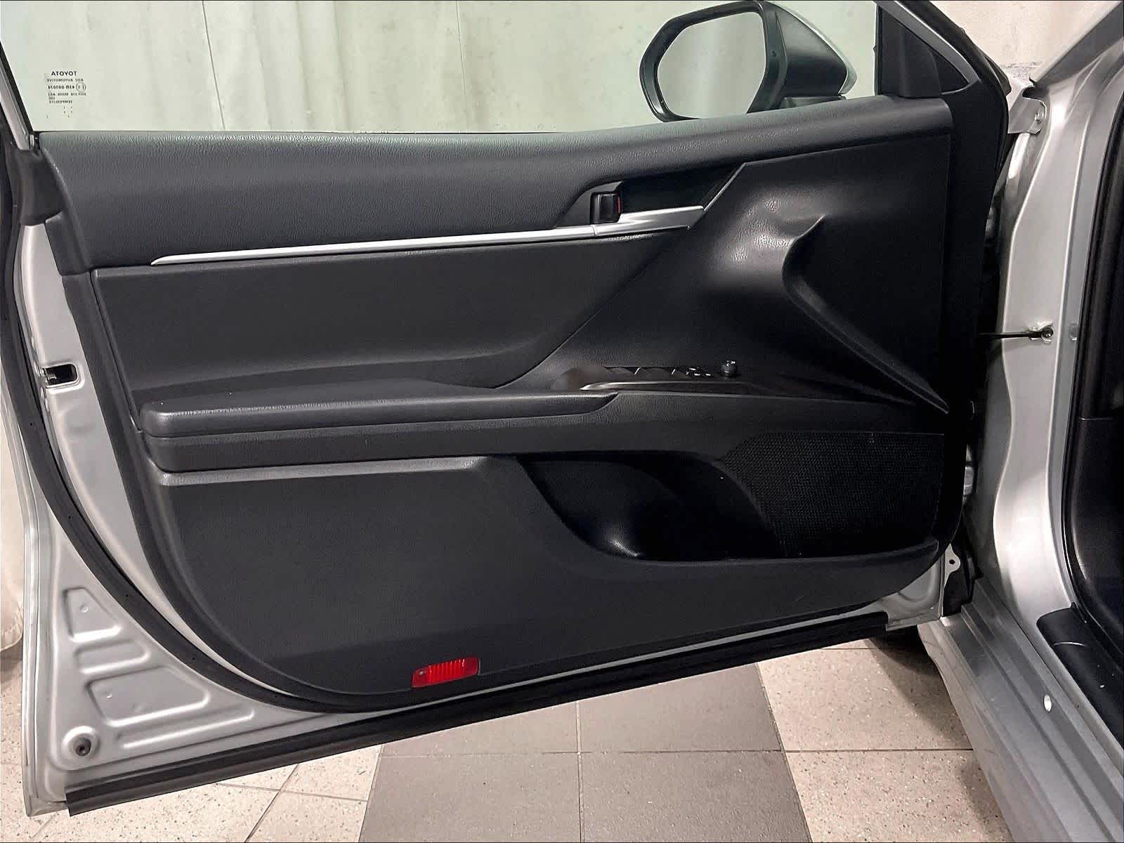 2023 Toyota Camry SE - Photo 9