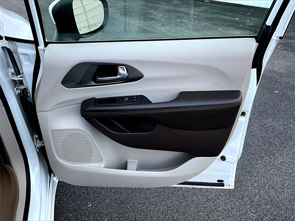 2020 Chrysler Voyager LXI - Photo 12