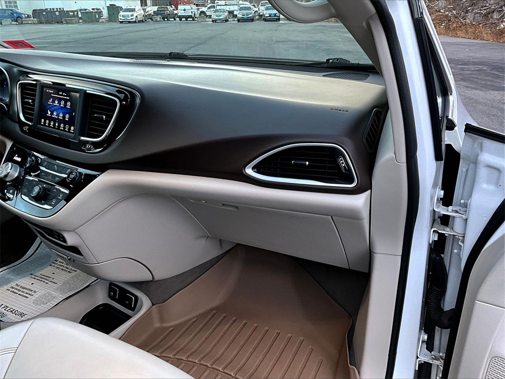 2020 Chrysler Voyager LXI - Photo 13