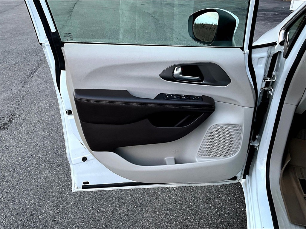 2020 Chrysler Voyager LXI - Photo 9