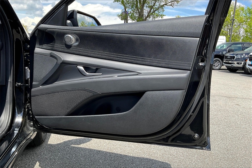 2022 Hyundai Elantra SE - Photo 11