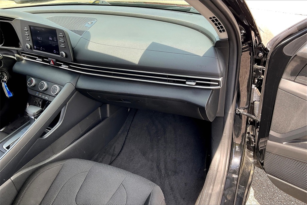 2022 Hyundai Elantra SE - Photo 12