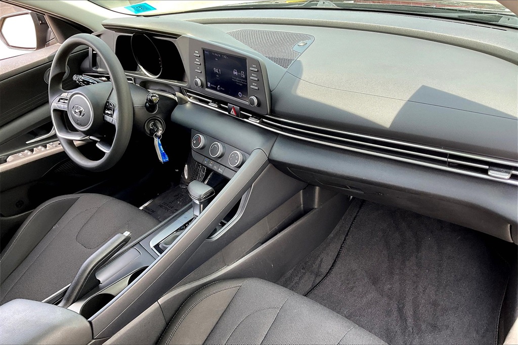 2022 Hyundai Elantra SE - Photo 13