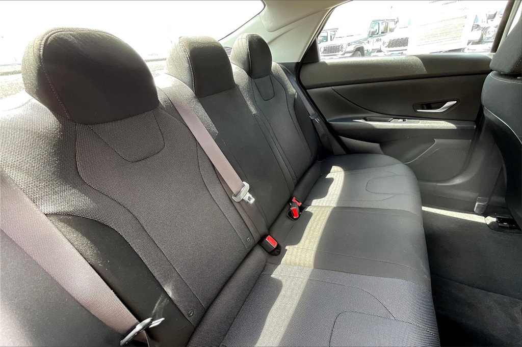2022 Hyundai Elantra SE - Photo 15