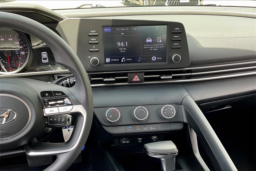 2022 Hyundai Elantra SE - Photo 17