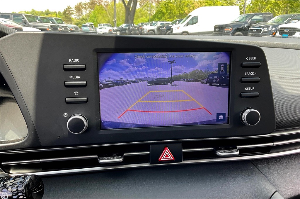 2022 Hyundai Elantra SE - Photo 18