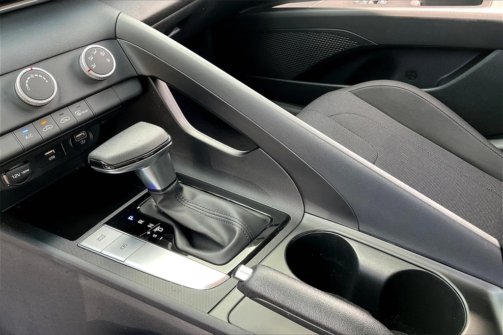 2022 Hyundai Elantra SE - Photo 19