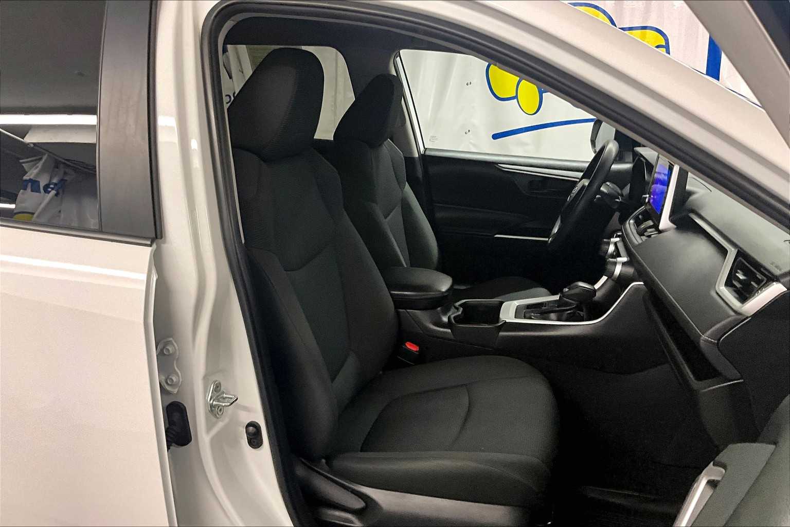 2023 Toyota RAV4 LE - Photo 11
