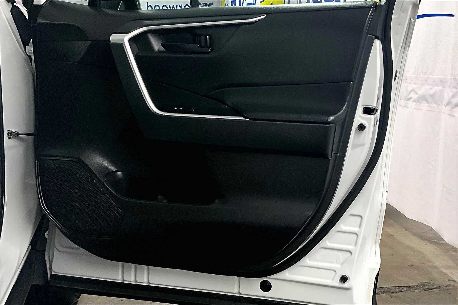 2023 Toyota RAV4 LE - Photo 12