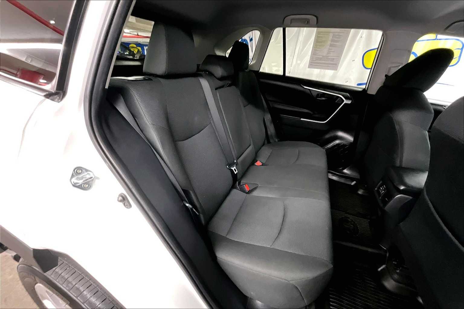 2023 Toyota RAV4 LE - Photo 16