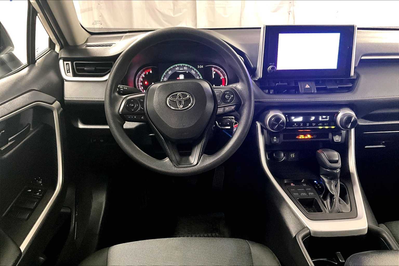 2023 Toyota RAV4 LE - Photo 17