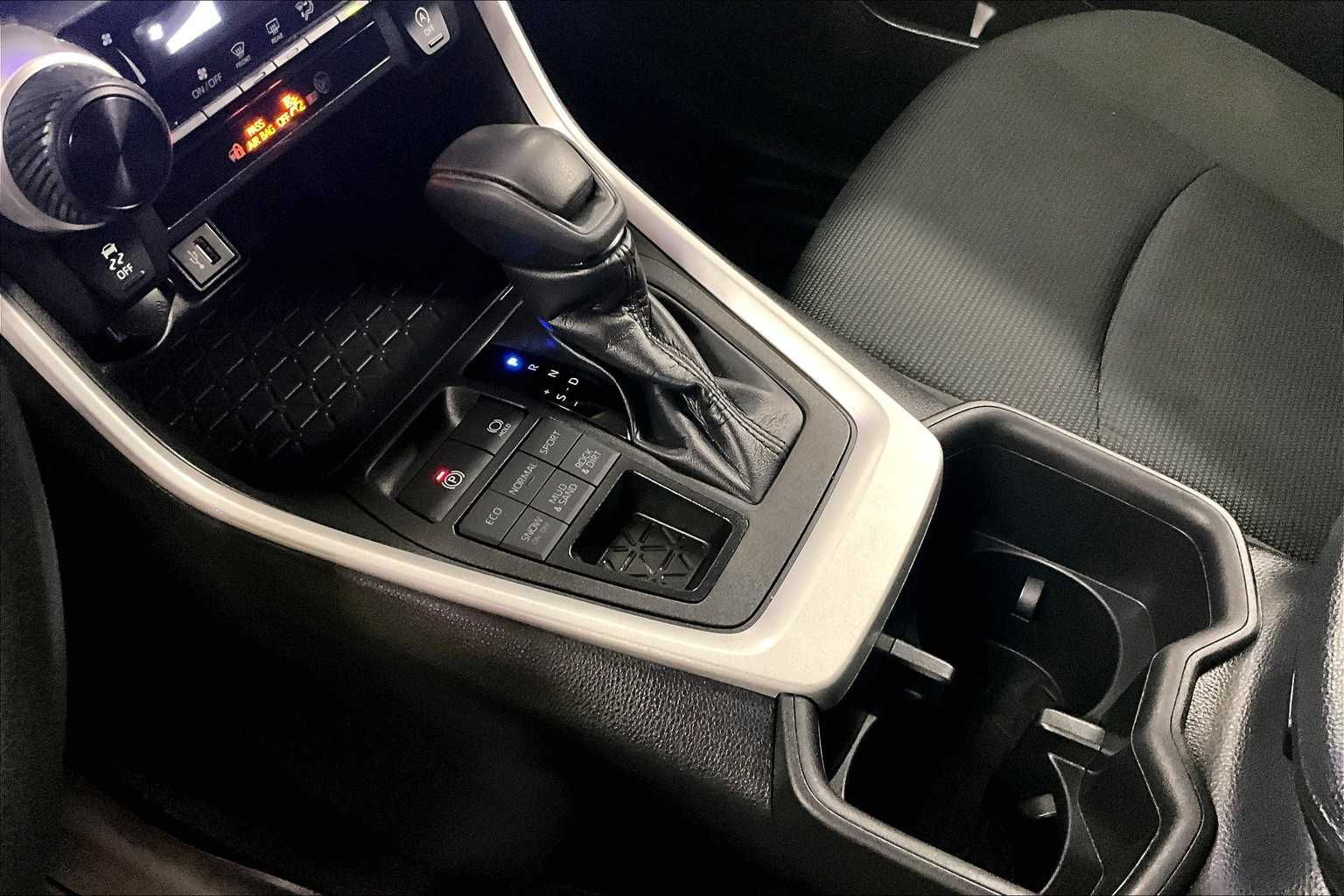2023 Toyota RAV4 LE - Photo 20