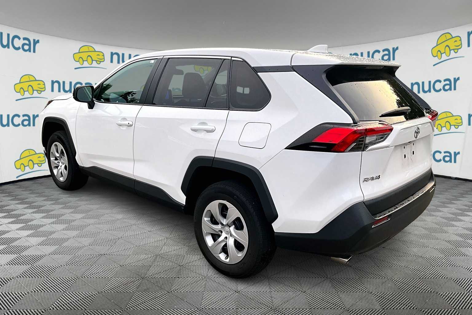 2023 Toyota RAV4 LE - Photo 3