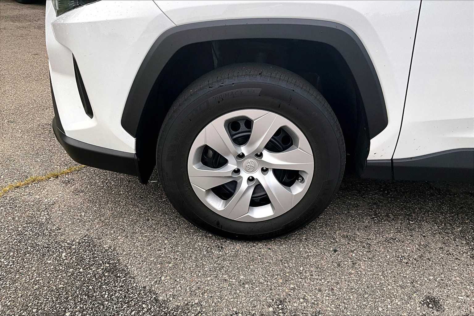 2023 Toyota RAV4 LE - Photo 4