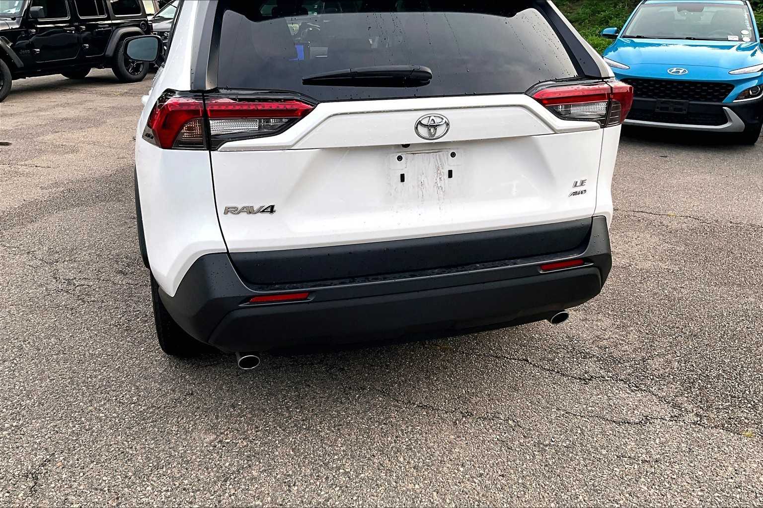 2023 Toyota RAV4 LE - Photo 7