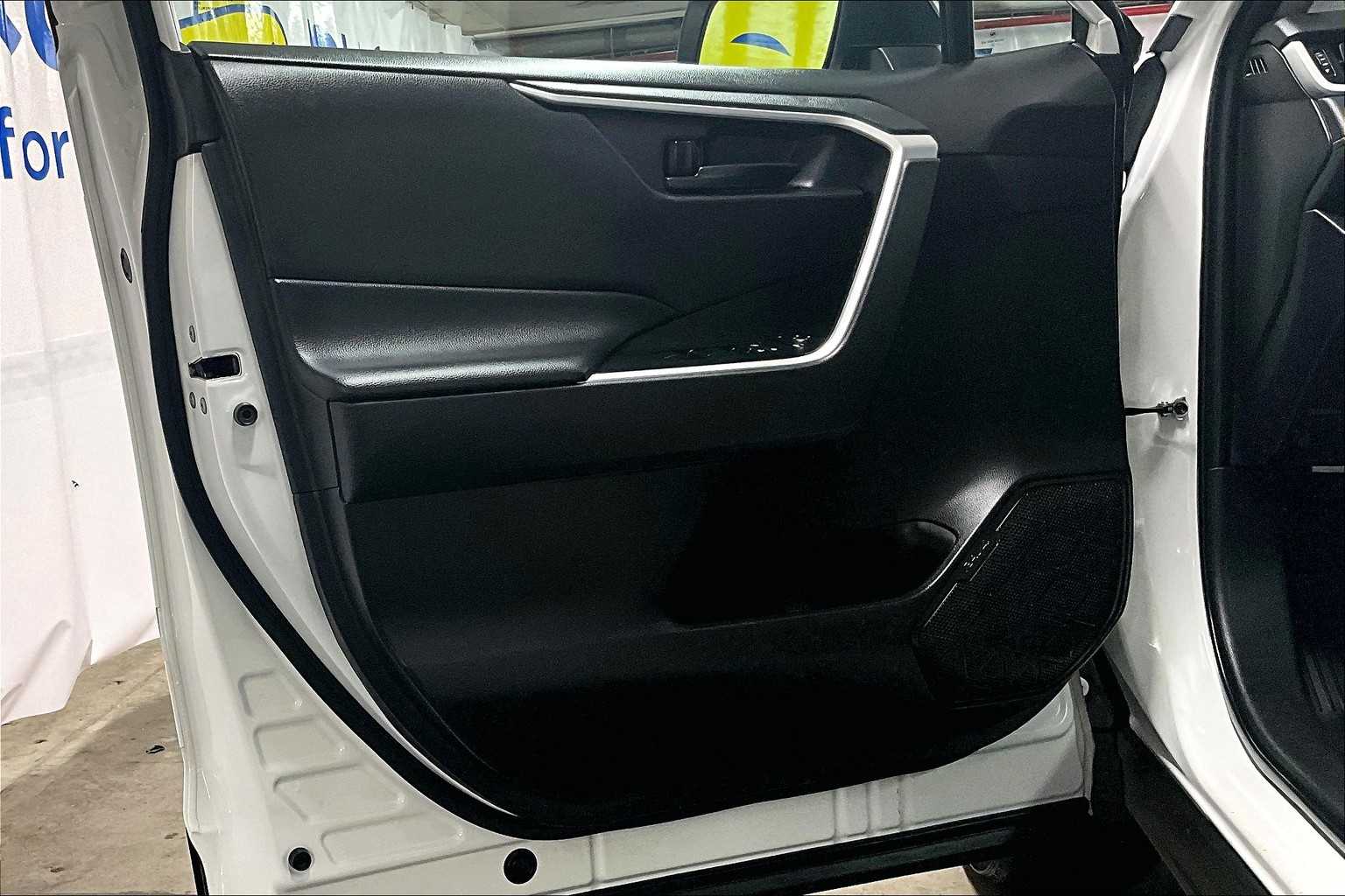 2023 Toyota RAV4 LE - Photo 9