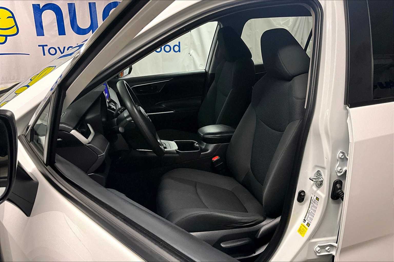 2023 Toyota RAV4 LE - Photo 10