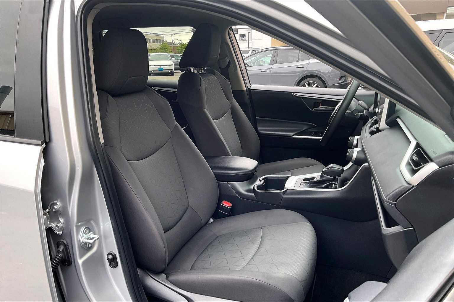2024 Toyota RAV4 XLE - Photo 11