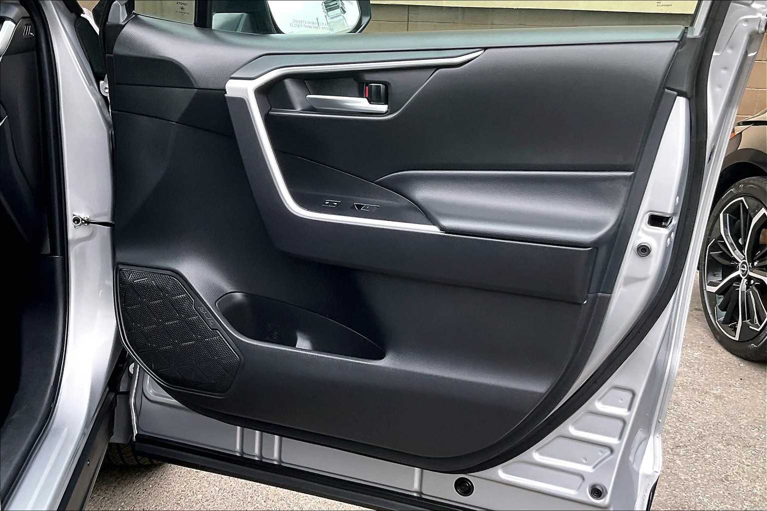 2024 Toyota RAV4 XLE - Photo 12