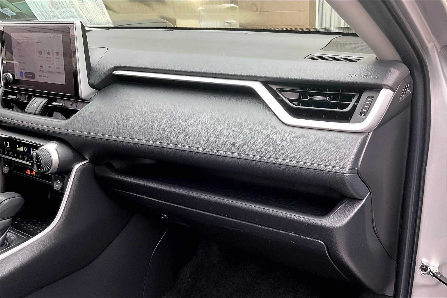2024 Toyota RAV4 XLE - Photo 13