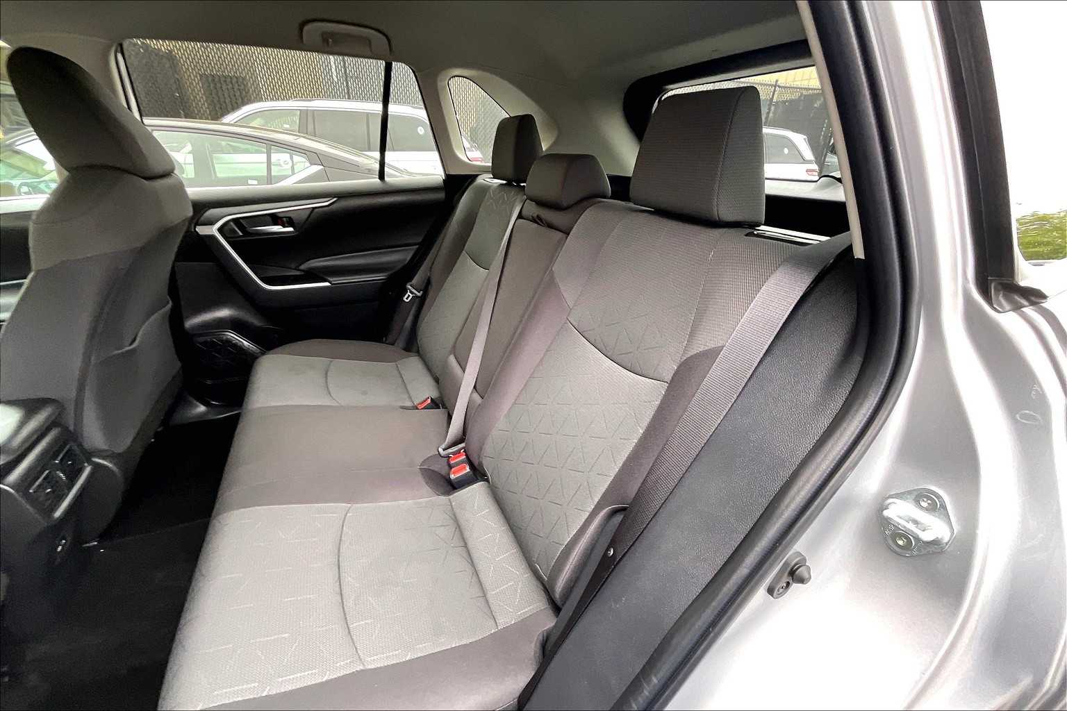 2024 Toyota RAV4 XLE - Photo 15