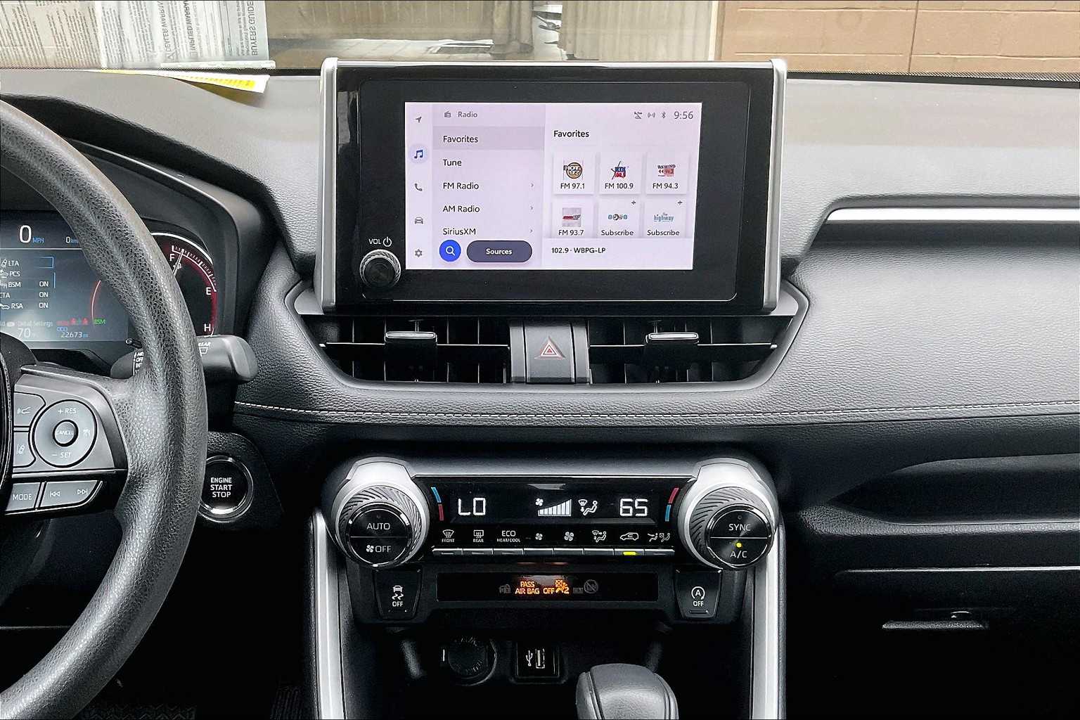 2024 Toyota RAV4 XLE - Photo 18