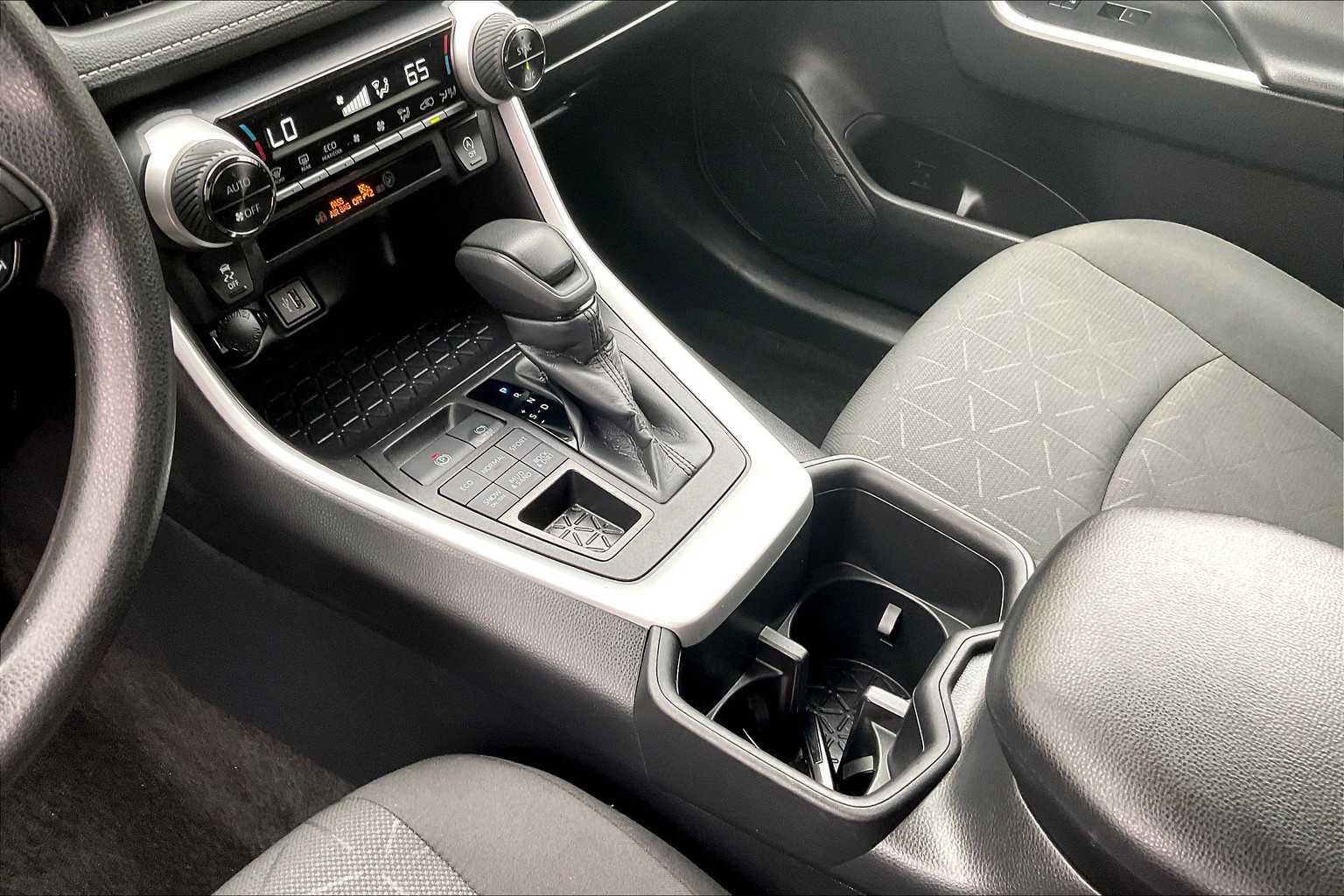 2024 Toyota RAV4 XLE - Photo 20