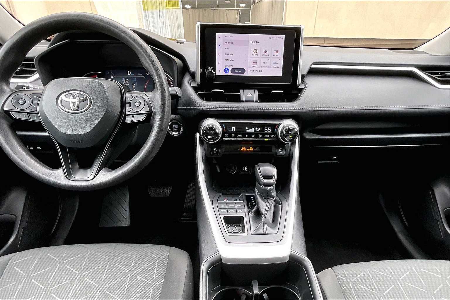 2024 Toyota RAV4 XLE - Photo 21