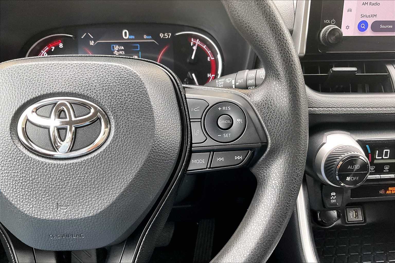 2024 Toyota RAV4 XLE - Photo 23
