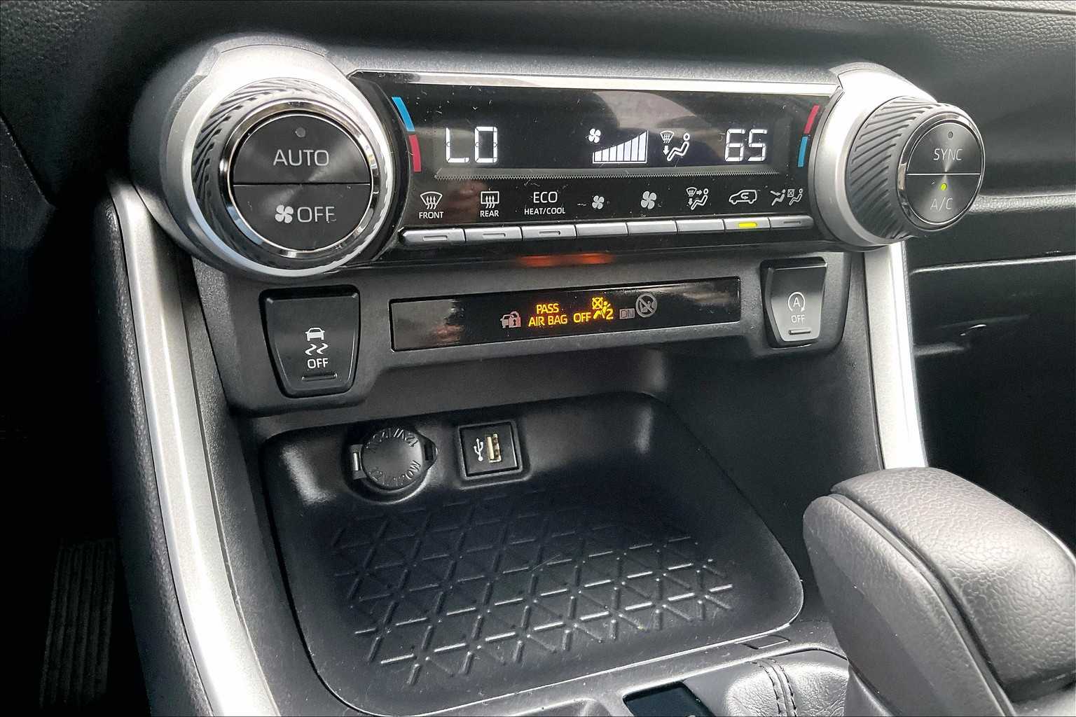 2024 Toyota RAV4 XLE - Photo 25