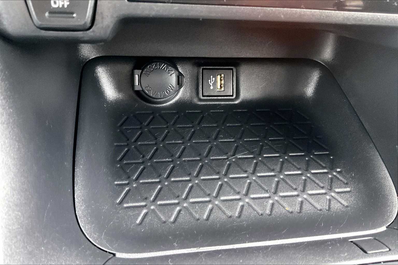 2024 Toyota RAV4 XLE - Photo 26