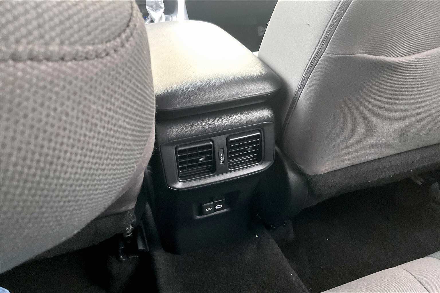 2024 Toyota RAV4 XLE - Photo 27