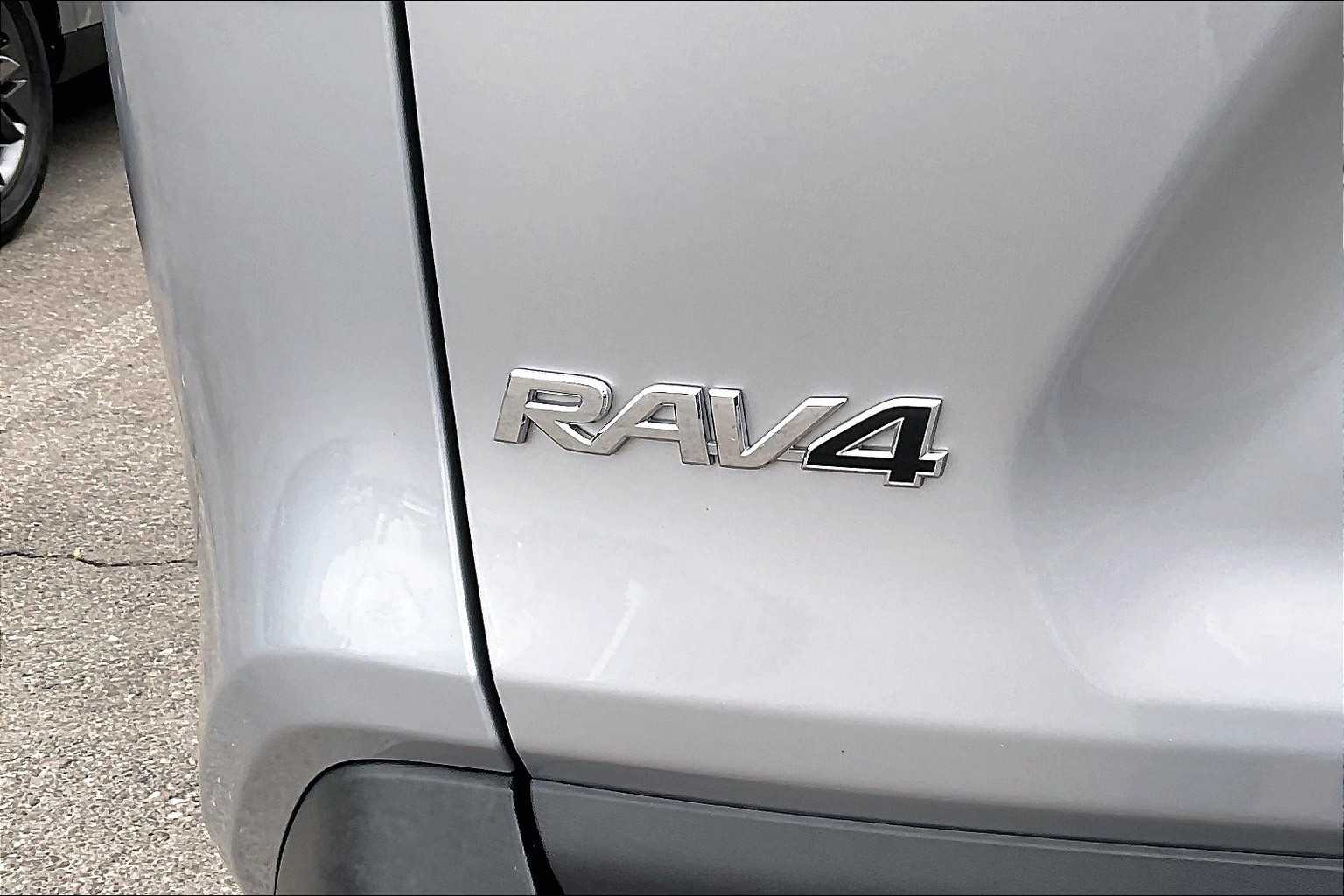 2024 Toyota RAV4 XLE - Photo 28