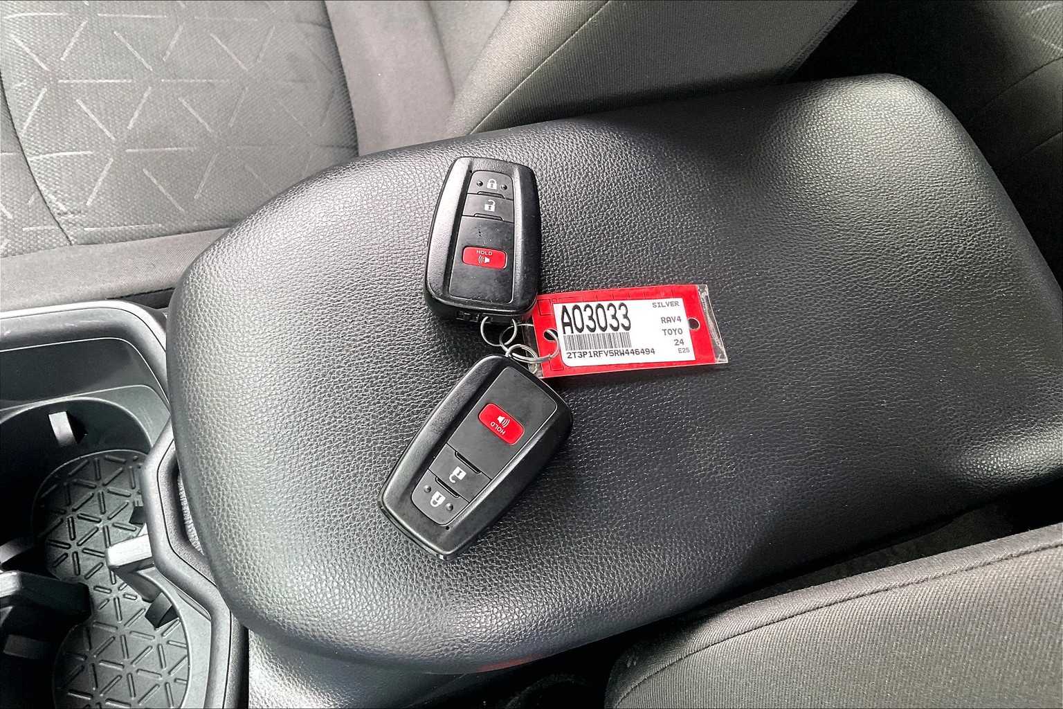 2024 Toyota RAV4 XLE - Photo 30