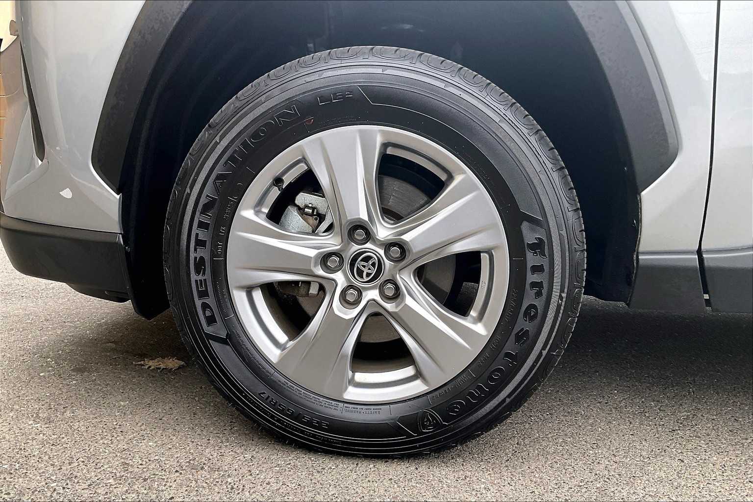 2024 Toyota RAV4 XLE - Photo 7