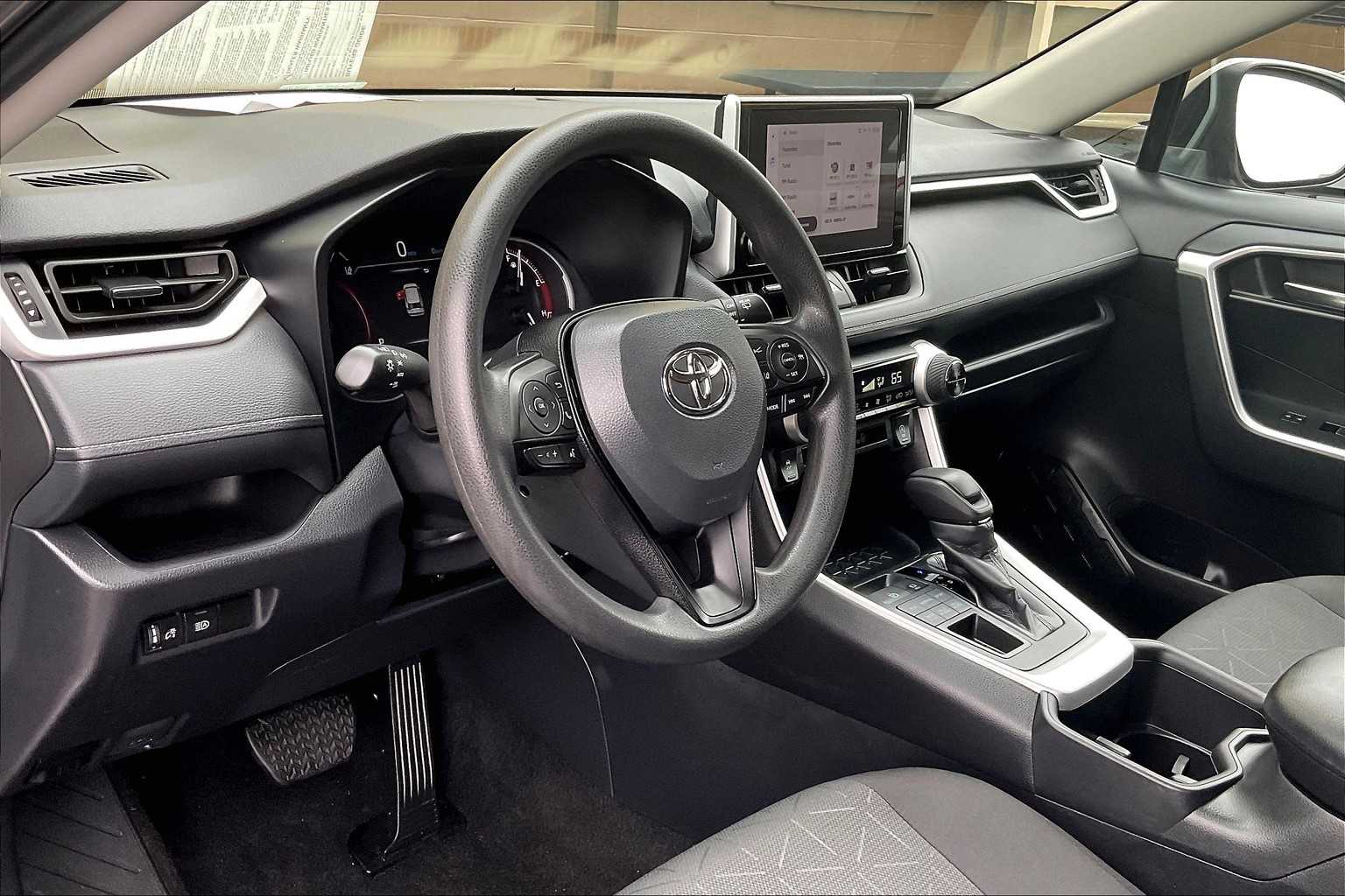2024 Toyota RAV4 XLE - Photo 8