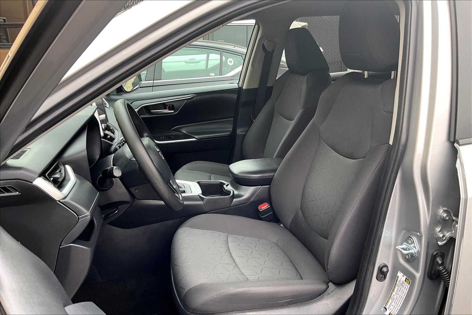 2024 Toyota RAV4 XLE - Photo 10