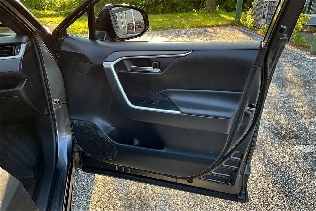 2022 Toyota RAV4 Hybrid SE - Photo 12