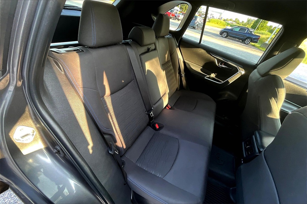 2022 Toyota RAV4 Hybrid SE - Photo 16