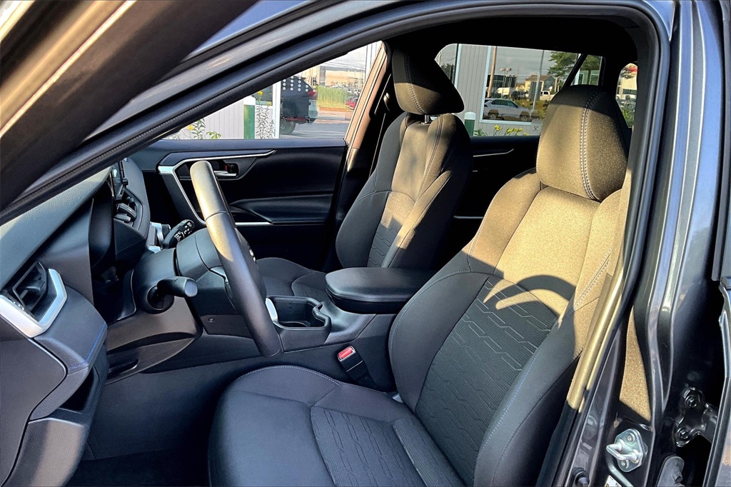 2022 Toyota RAV4 Hybrid SE - Photo 10