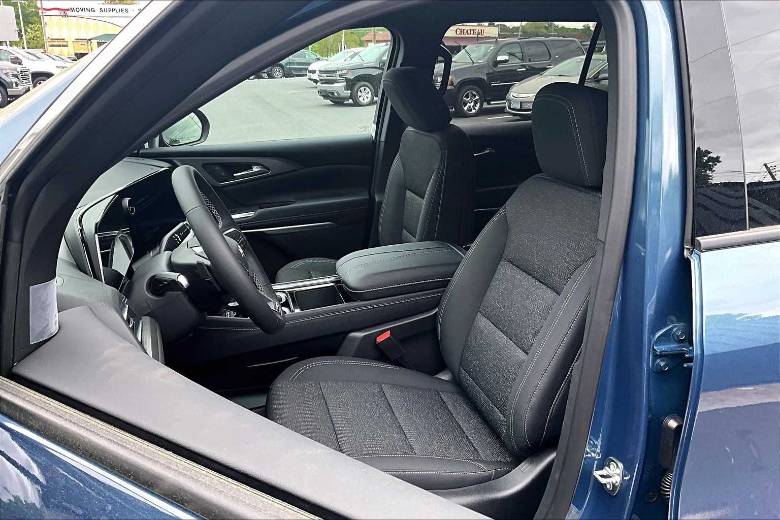 2025 Chevrolet Traverse AWD LT - Photo 11