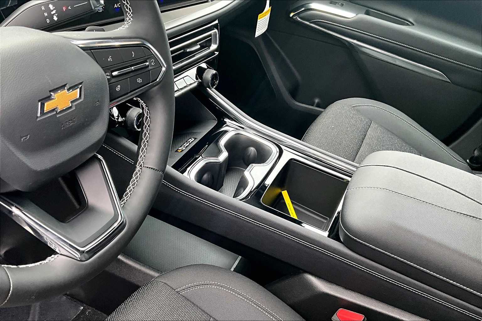 2025 Chevrolet Traverse AWD LT - Photo 14