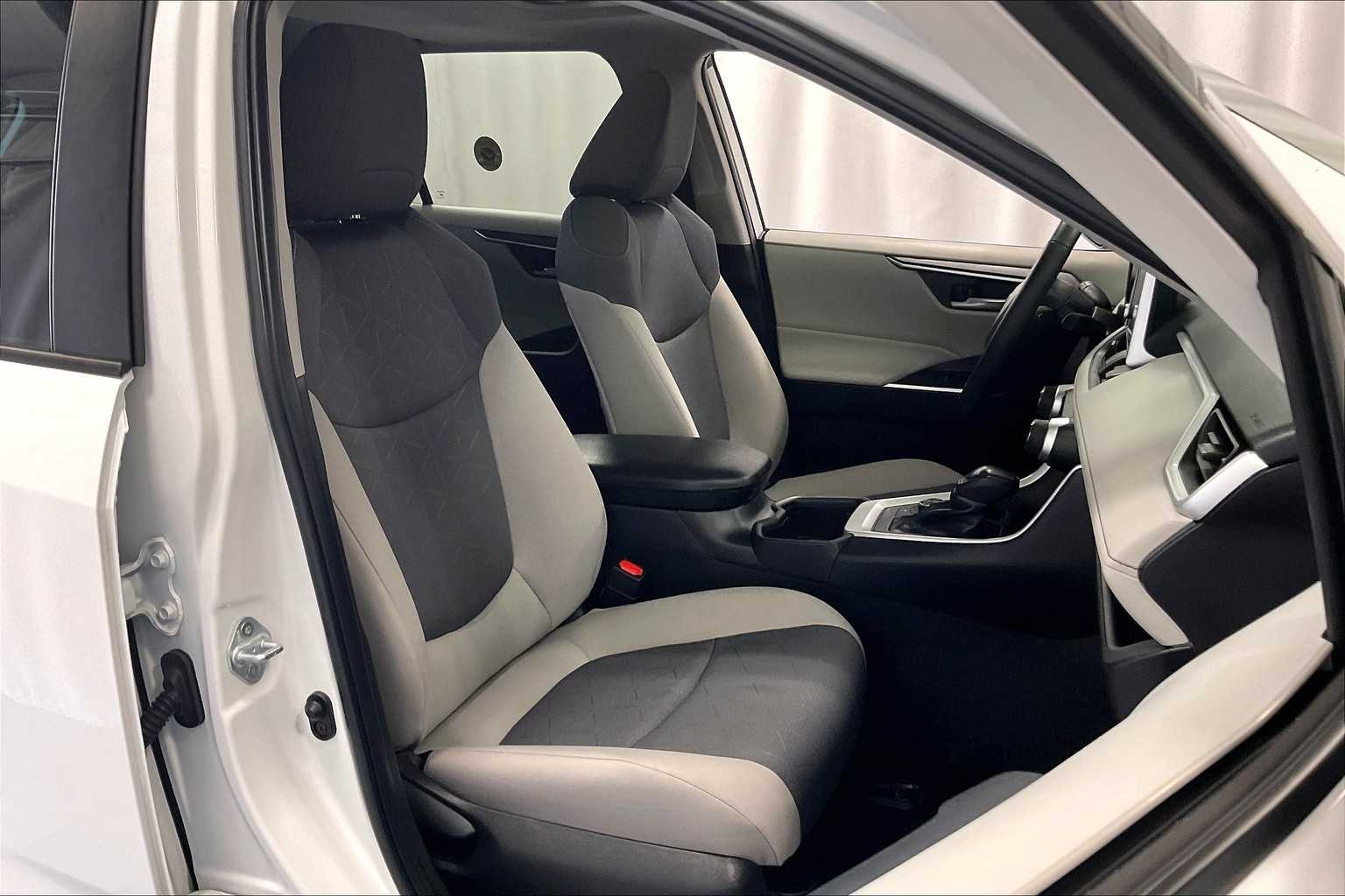 2024 Toyota RAV4 Hybrid XLE - Photo 11