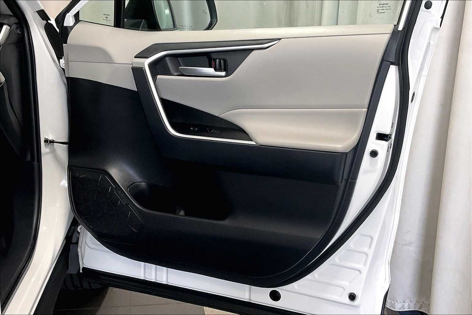 2024 Toyota RAV4 Hybrid XLE - Photo 12