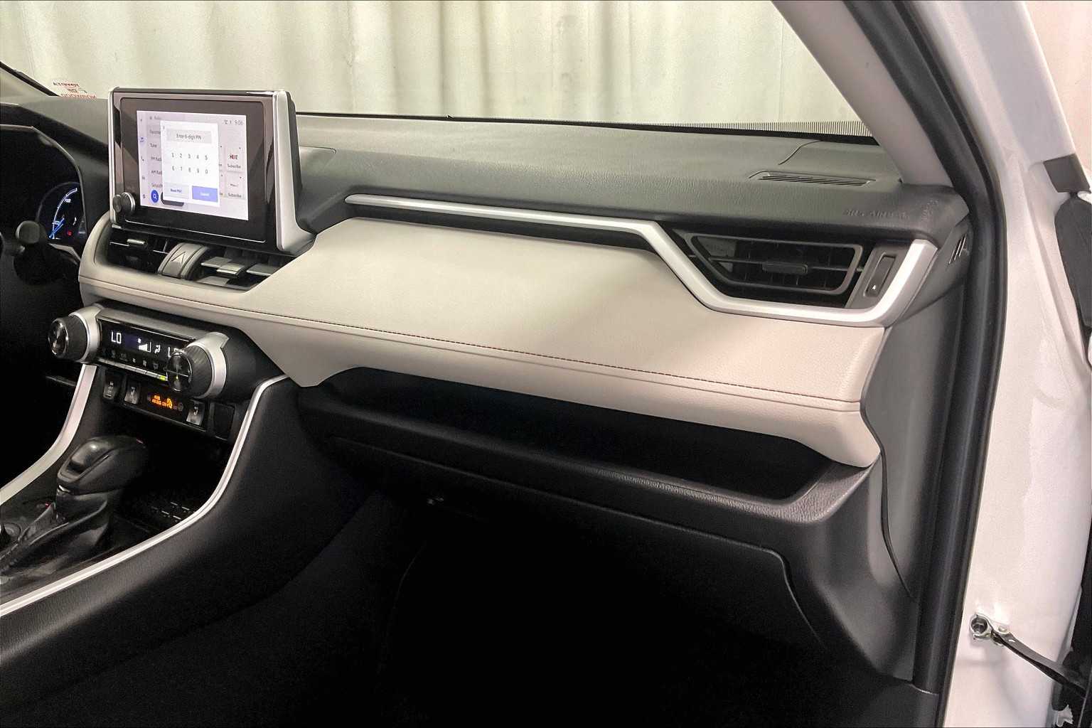 2024 Toyota RAV4 Hybrid XLE - Photo 13