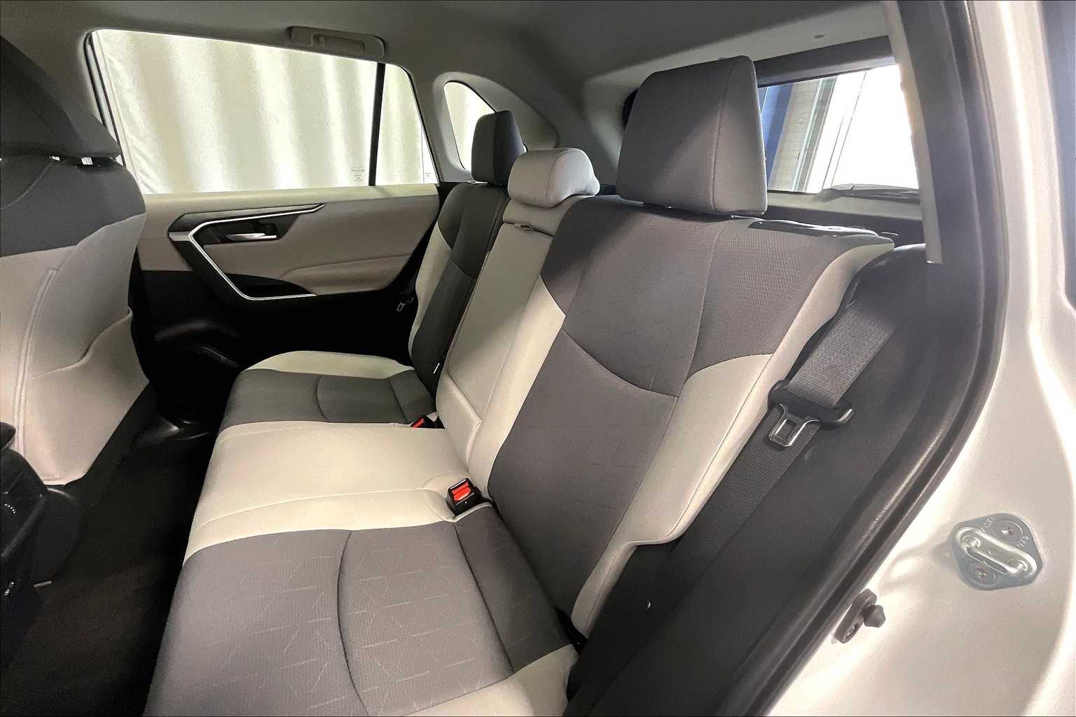 2024 Toyota RAV4 Hybrid XLE - Photo 15