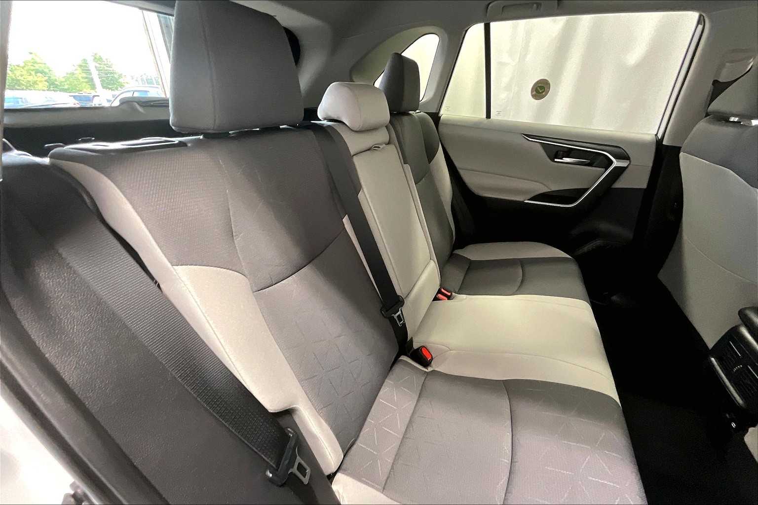 2024 Toyota RAV4 Hybrid XLE - Photo 16