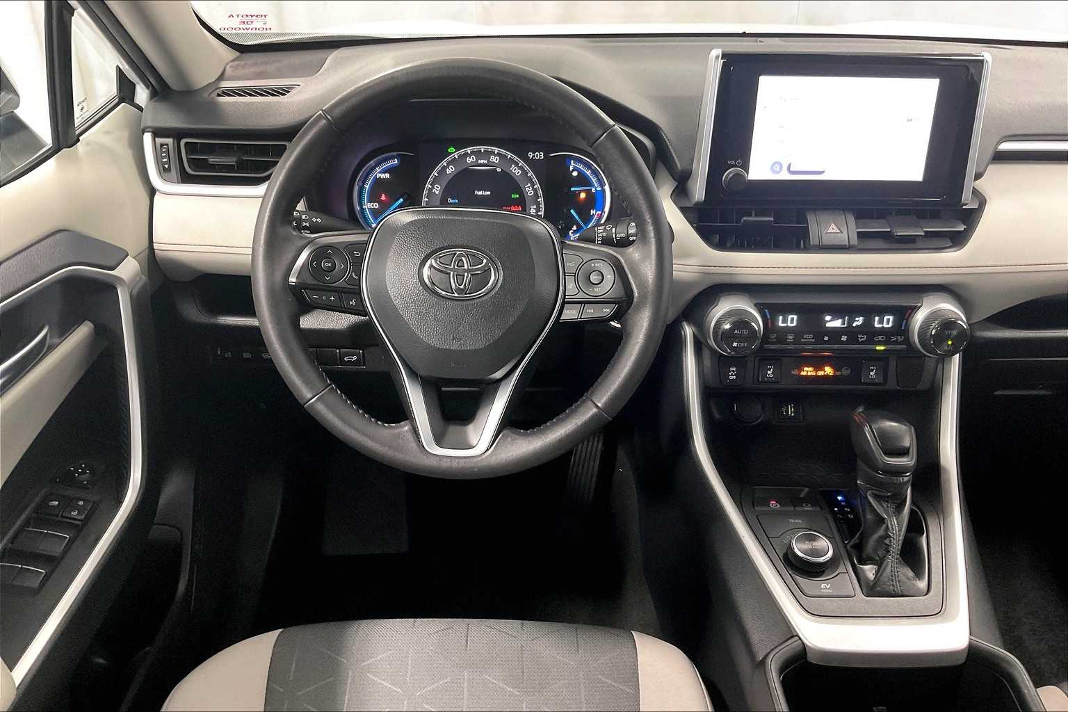 2024 Toyota RAV4 Hybrid XLE - Photo 17