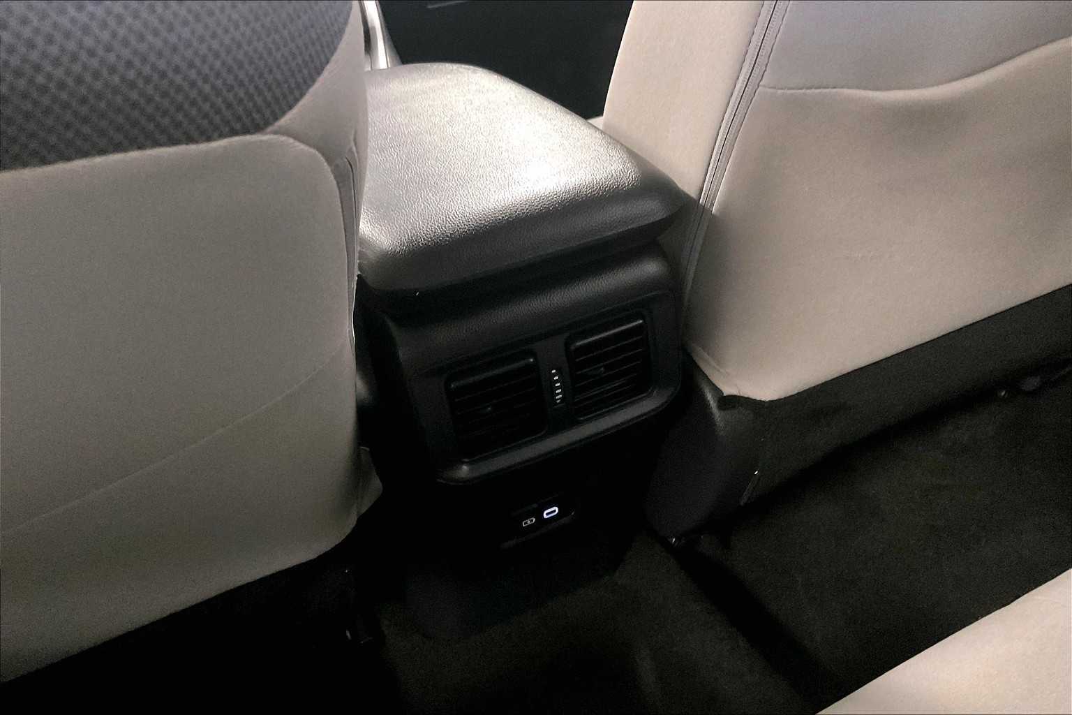 2024 Toyota RAV4 Hybrid XLE - Photo 28