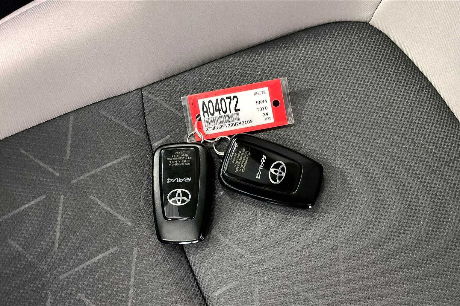 2024 Toyota RAV4 Hybrid XLE - Photo 31